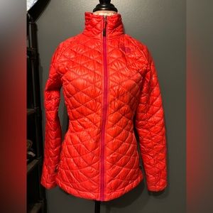 North Face mid-weight Thermoball jacket, women’s size small, bright red, Cute!